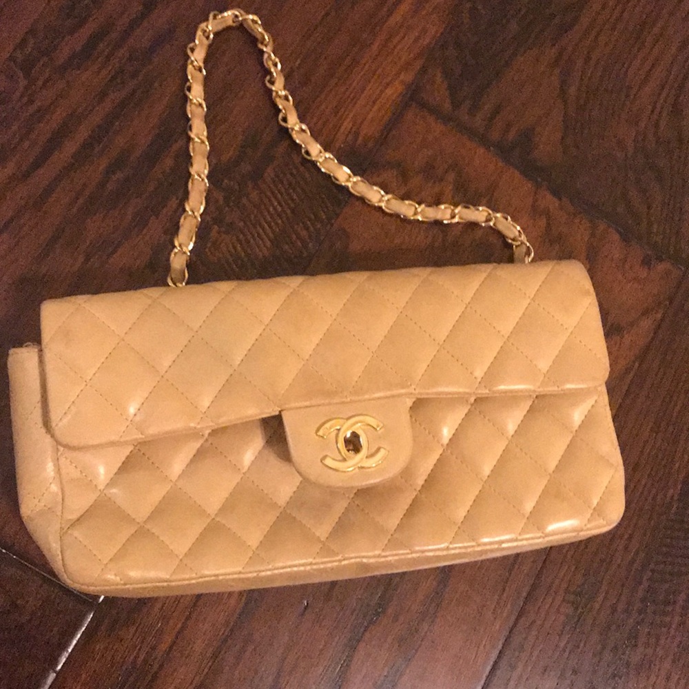Chanel vintage handbag in beige